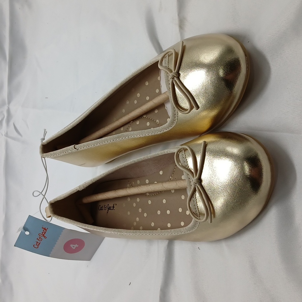 Girls gold flat shoes. Ballerina flats. New with tags. Size 4.     S125